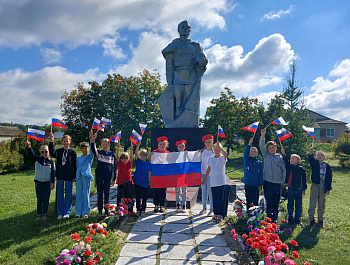 В преддверии Дня государственного флага России участники клубного формирования Большечечуйского СДК, военно-патриотический клуб ПАТРИОТ активно участвуют в акции «Символ народа»