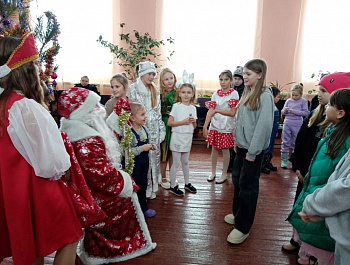 21.12.25г Большечечуйский СДК пригласил  детей и их родителей на новогоднее представление "Баба Яга и молодильное яблоко"