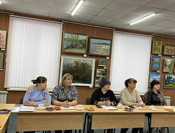 Сегодня глава района Артём Курочкин принял участие во встрече руководителя комитета семей воинов Отечества Саратовской области Елены Гамидовой с семьями участников специальной военной операции нашего района