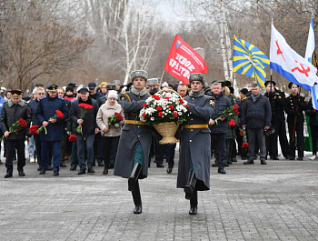 Губернатор почтил память погибших бойцов в День неизвестного Солдата