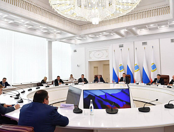 Губернатор Роман Бусаргин в рамках цикла встреч с представителями фракций Саратовской областной думы встретился с депутатами от партии ЛДПР