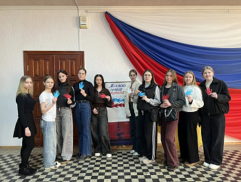 В рамках работы по антитеррористическому просвещению, культорганизатор РДК Карина Березина провела акцию, участники которой изготовили плакат "МОЛОДЁЖЬ ПРОТИВ ТЕРРОРА!"