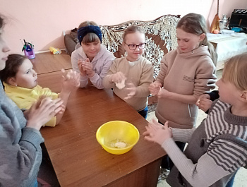 29.03.2023г на базе Большечечуйского СДК для ребят прошёл мастер класс по изготовлению гусенички на листочке из солёного теста. В процессе творчества ребята делились впечатлениями о ранней тёплой весне