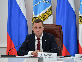 Губернатор Роман Бусаргин провел постоянно действующее совещание с зампредами и министрами Правительства области