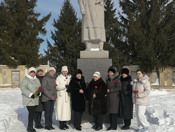 Вчера во всех муниципальных образованиях района сотрудники администраций, учреждений соцсферы, школьники, депутаты приняли участие в церемониях возложения цветов, приуроченных к празднованию Дня защитника Отечества, к памятникам и мемориалам