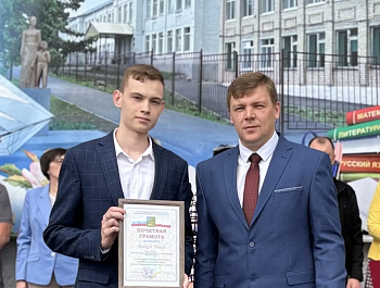 Глава района Андрей Кушнарёв посетил торжественную линейку в СОШ № 1 Базарного Карабулака