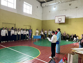 Начальник управления культуры Елена Карандина побывала на последнем звонке в школе с. Репьевка