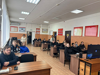 В Базарно-Карабулакском районе сотрудники полиции и общественники провели профориентационную экскурсию для школьников из с. Алексеевка