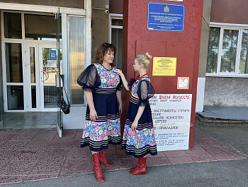 В рамках празднования Дня России, культорганизатор РДК Карина Березина провела акцию по раздаче ленточек в цветах флага России