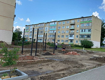 Сегодня глава района Н.В. Трошина посетила несколько объектов Базарного Карабулака, на которых ведутся ремонтные работы