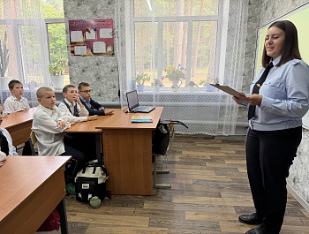 Инспектор по пропаганде провела в коррекционной школе профилактическую беседу со школьниками
