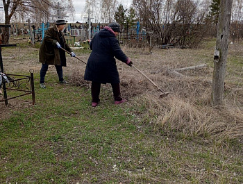 Работники администрации, детских садов, школ, домов культуры, соцработники  Максимовского МО приняли участие в субботнике по благоустройству населённых пунктов