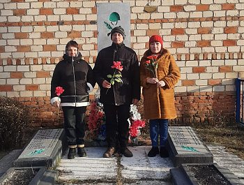 09.12.2024г. в честь "Дня Героев Отечества" на территории Яковлевского МО под руководством главы администрации Р.Г.Тугушева состоялось церемония возложения цветов к памятникам погибшим землякам в годы Великой Отечественной Войны