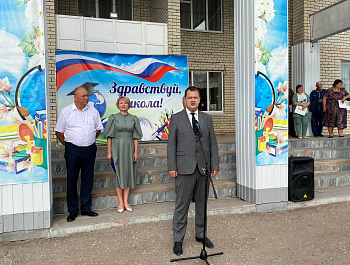 Сегодня рабочий день глава района А. Д. Курочкин начал с поездки в р. п. Свободный, где принял участие в праздничной школьной линейке, посвящённой Дню знаний.