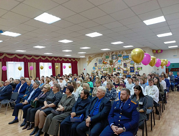 Глава района Н.В. Трошина  поздравила коллектив Базарно-Карабулакского специального реабилитационного дома-интерната для детей с  85-летним юбилеем этого учреждения, который стал родным домом для сотен ребятишек с ограниченными возможностями здоровья