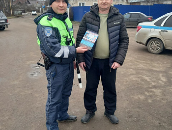 Сотрудники полиции совместно с членом Общественного совета провели беседу по предупреждению дистанционного мошенничества