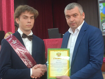 Первый заместитель главы района Алексей Ганин посетил праздник Последнего звонка в с. Хватовка