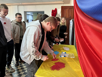 В рамках работы по антитеррористическому просвещению, культорганизатор РДК Карина Березина провела акцию, участники которой изготовили плакат "МОЛОДЁЖЬ ПРОТИВ ТЕРРОРА!"