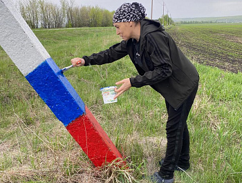 Администрация Яковлевского МО организовала очередной субботник, во время которого были окрашены стела на въезде в село и световые опоры