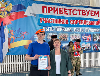 Начальник управления образования администрации района Елена Симонова провела церемонию награждения смотра строя и песни