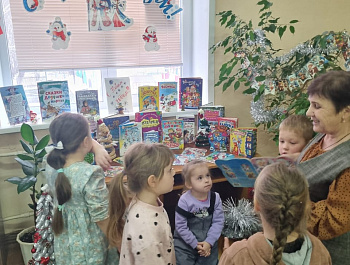 «Снежно-нежные сказки Матушки Зимы»  Обзор-игра у новогодней елки
