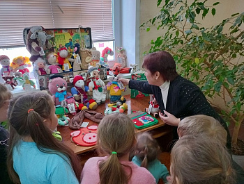 «В каждой избушке свои игрушки»                                                                                    Выставка вязаных игрушек Г.П. Наумовой и  Е. М. Куликовой