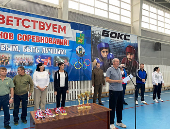 Сегодня утром глава района Артём Курочкин принял участие в церемонии открытия областных соревнований по волейболу ГАУ СО ФСЦ «Урожай» среди девушек 2010-2011 года рождения