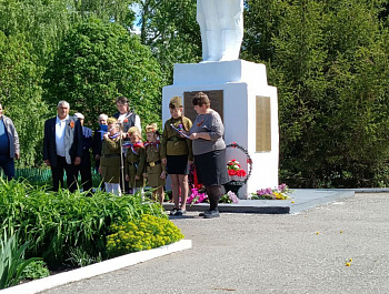 В честь юбилея Победы во всех населённых пунктах района прошли церемонии возложения цветов и корзин к мемориалам павшим воинам
