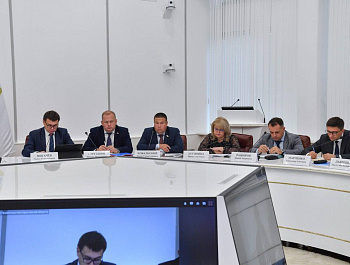 Губернатор Роман Бусаргин провел постоянно действующее совещание с зампредами и министрами Правительства области. Обсуждались оперативная ситуация в регионе, реализация различных проектов в муниципалитетах, другие темы