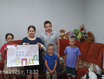 В Ивановском СДК  работники культуры с детьми в летний период провели познавательный час «Дорожный калейдоскоп», посвящённый правилам дорожного движения