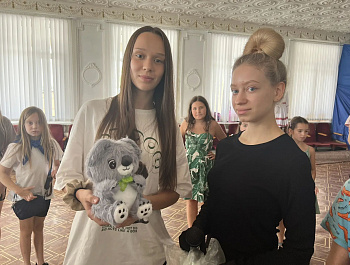 Культорганизатор Карина Березина провела развлекательно-игровую программу «Семицветик дружбы» для детей 3-й смены