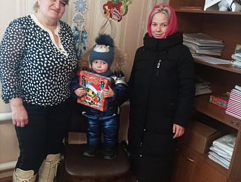В преддверии Нового года специалисты администрации села Стригай в роли деда Мороза и Снегурочки поздравили детей из многодетных и малоимущих семей
