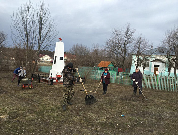 Работники социальной сферы, администрации, детских садов, школ, домов культуры  Свободинского МО приняли участие в субботнике по благоустройству населённых пунктах