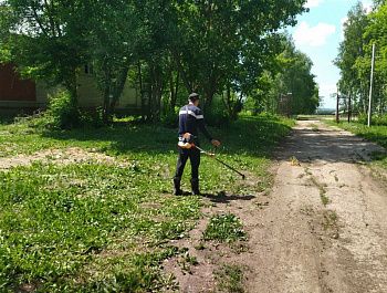Администрации муниципальных образований района продолжают в ежедневном режиме работу по организации покосов сорной растительности на общественных территориях
