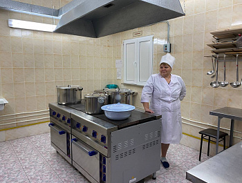 Экспертная комиссия под руководством начальника управления образования администрации района Е. Н. Симоновой начала приёмку образовательных учреждений к новому учебному году