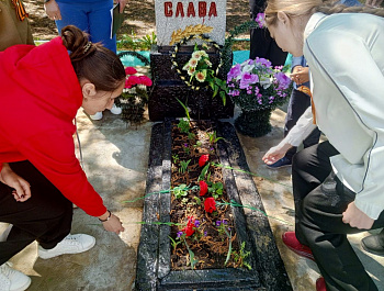 Сегодня, 9 мая на территории школы в селе Первая Ханеневка у памятника прошёл митинг, посвященный 80-летию Победы в ВОВ
