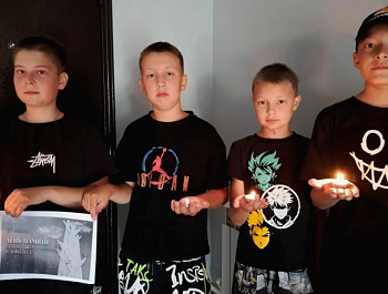 В рамках  Дня памяти детей-жертв войны в Донбассе, библиотекарь Яковлевской сельской библиотеки — филиала МБУК «Базарно — Карабулакская МЦБ» совместно с работниками сельского Дома культуры организовали памятную акцию «Ангелы Донбасса»