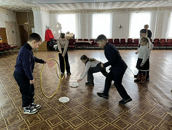 культорганизатор РДК Карина Березина открыла детскую игровую программу «Космическое путешествие», которая состоялась в преддверии Дня космонавтики