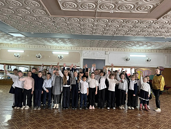 культорганизатор РДК Карина Березина открыла детскую игровую программу «Космическое путешествие», которая состоялась в преддверии Дня космонавтики
