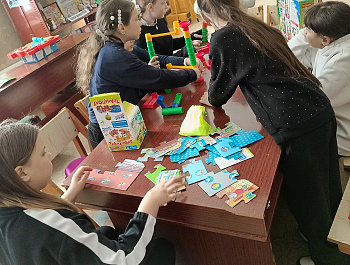 "Мы с друзьями не скучаем, на каникулах играем!"                                     Игровой зал