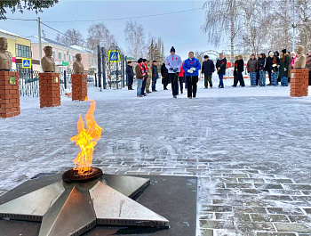 В преддверии Дня защитника Отечества в Базарном Карабулаке прошла церемония возложения цветов