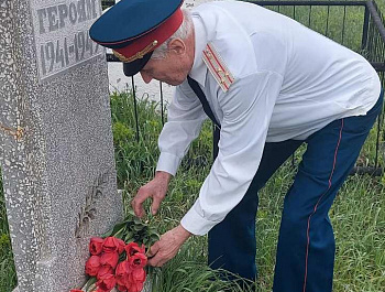Возложение венков и цветов к мемориалу