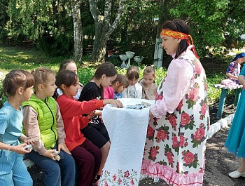 «День Святой Троицы»                                                                                    Фольклорный праздник