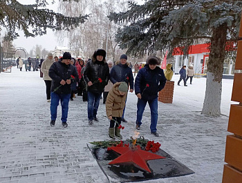 Сегодня, в День защитников Отчества, в Базарном Карабулаке прошёл митинг,