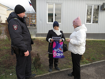 Сотрудники полиции совместно с членом Общественного совета провели беседу по предупреждению дистанционного мошенничества