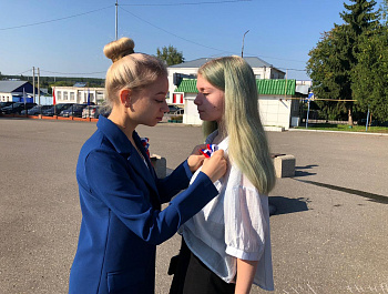 22 августа культорганизатор РДК Карина Березина провела акцию «Ленточка-Триколор»