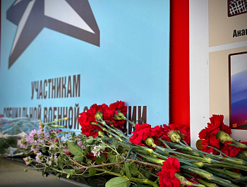 Глава района Андрей Кушнарёв принял участие в церемонии возложения цветов, посвящённой Дню воссоединения ДНР, ЛНР, Запорожской и Херсонской областей с РФ