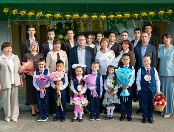 Заместитель главы администрации района по социальной сфере Юлия Евдокимова приняла участие в торжественной линейке, посвящённой Дню знаний, в школе с. Яковлевка