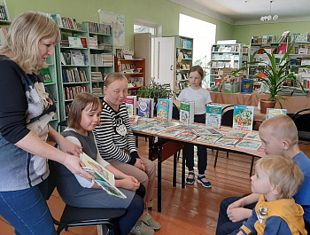 «Я с книгой открываю мир» День семейного чтения в библиотеке
