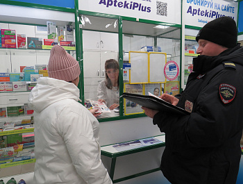 Сотрудники полиции совместно с членом Общественного совета провели беседу по предупреждению дистанционного мошенничества